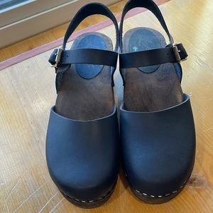 Sz9(40) Lotta’s Dark Navy Low Heel